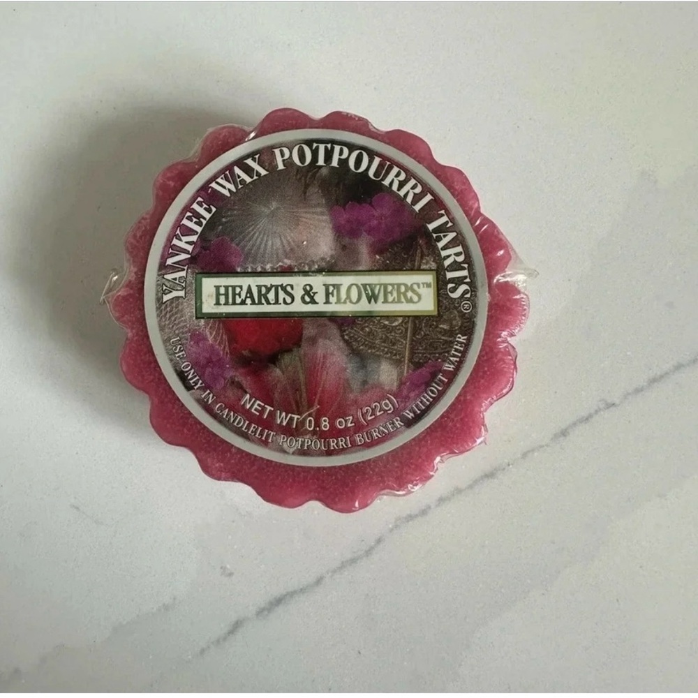 Yankee Candle - VINTAGE WAX
POTPOURRI TART - 0.8 oz. - Hearts & Flowers Scent
